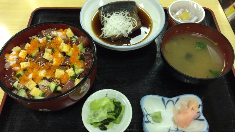 多満利屋　海鮮チラシ丼と魚の煮付け