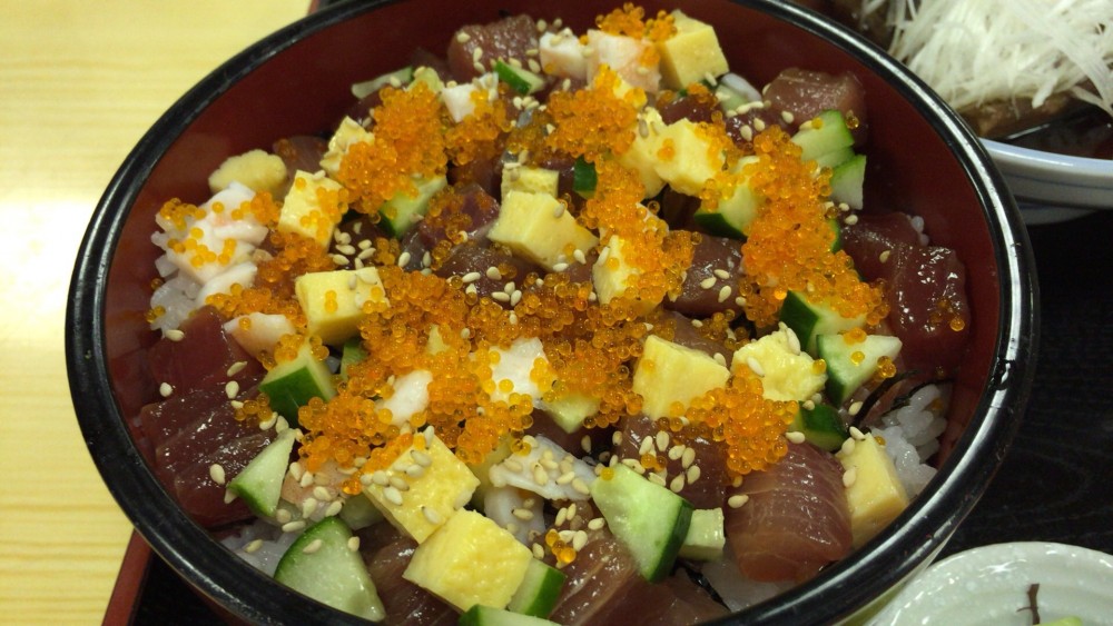 多満利屋　海鮮チラシ丼と魚の煮付け