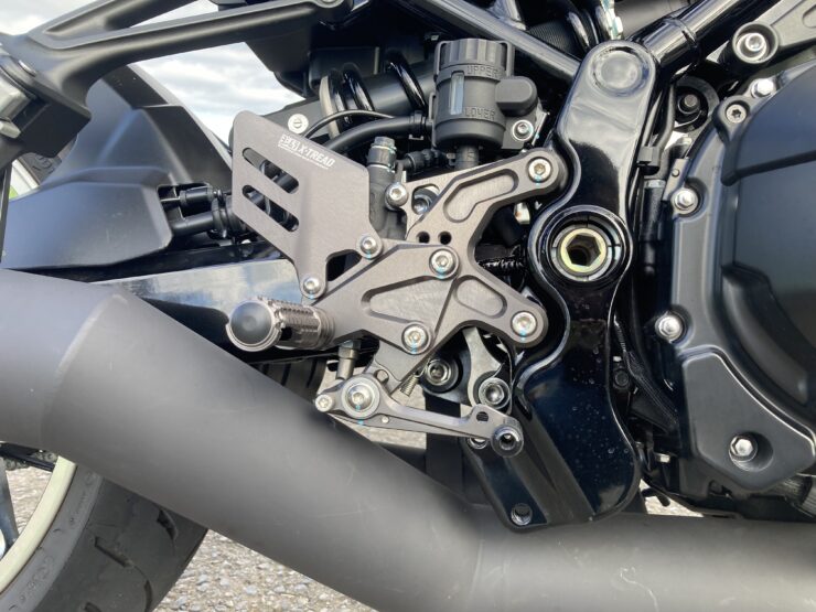 Z900RS×ヨシムラX-TREAD!操作性が激変するバックステップをレビュー