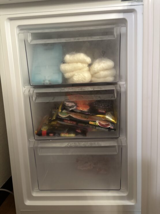 【実機レビュー】シャープ冷蔵庫 SJ-BD23Pの口コミ・評判は?一人暮らしに最適な理由と注意点を解説